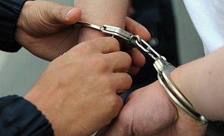 Nicht ganz so dramatisch wie auf diesem Foto verliefen die Kontrollen der zwei Männer. - picture alliance Nicht ganz so dramatisch wie auf diesem Foto verliefen die Kontrollen der zwei Männer. - picture alliance