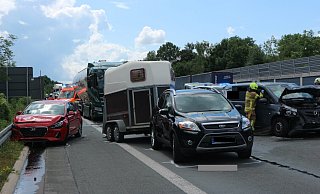 Von den insgesamt sechs Personen aus den Fahrzeugen wurden drei Personen verletzt und vom Rettungsdienst versorgt. - Feuerwehr Paderborn Von den insgesamt sechs Personen aus den Fahrzeugen wurden drei Personen verletzt und vom Rettungsdienst versorgt. - Feuerwehr Paderborn