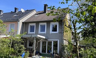 Wieder bezahlbar: Reiheneck mit neuer Dachdämmung, neuen Fenstern und Haustür, neuer Elektroverteilung und Gasheizung in Sennestadt. - Stracke Immobilien Wieder bezahlbar: Reiheneck mit neuer Dachdämmung, neuen Fenstern und Haustür, neuer Elektroverteilung und Gasheizung in Sennestadt. - Stracke Immobilien