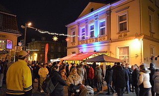 Unzählige Menschen, viele auch von außerhalb, zieht es auf den Oerlinghauser Weihnachtsmarkt. Der erstreckt sich vom Rathausplatz bis zur Rathaus- und zur Hauptstraße. - Karin Prignitz Unzählige Menschen, viele auch von außerhalb, zieht es auf den Oerlinghauser Weihnachtsmarkt. Der erstreckt sich vom Rathausplatz bis zur Rathaus- und zur Hauptstraße. - Karin Prignitz