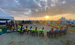Da ist das Wetter noch gut: Bei den gemeinsamen Abendessen mit einer amerikanischen Unit auf dem Campingplatz. - Jan Bast Da ist das Wetter noch gut: Bei den gemeinsamen Abendessen mit einer amerikanischen Unit auf dem Campingplatz. - Jan Bast