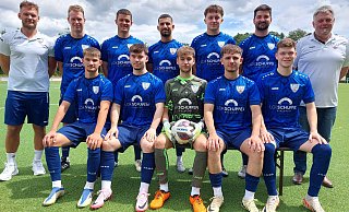 Jöllenbecks Trainer Pascal Hofbüker (h.v.l) präsentiert seine Zugänge: Daniel Nowak, Niklas Ritter, Baran Gündogan, Dominik Sitny, Sebastian Breder, Torwarttrainer Thomas Zimmermeister und Leander Lepel (v.v.l.), Cedric Berger, Mika Buschjost, Robin Pohl, Julian Kistner. Nicht auf dem Foto: Edgar Dorban, Diego-Florin Ciuraru, Orkun Özdogan und Tristan Struwe. - Nicole Bentrup Jöllenbecks Trainer Pascal Hofbüker (h.v.l) präsentiert seine Zugänge: Daniel Nowak, Niklas Ritter, Baran Gündogan, Dominik Sitny, Sebastian Breder, Torwarttrainer Thomas Zimmermeister und Leander Lepel (v.v.l.), Cedric Berger, Mika Buschjost, Robin Pohl, Julian Kistner. Nicht auf dem Foto: Edgar Dorban, Diego-Florin Ciuraru, Orkun Özdogan und Tristan Struwe. - Nicole Bentrup