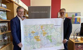 Bürgermeister Michael Dreier (l.) und Glasfaser-Nordwest-Geschäftsführer Andreas Mayer zeigen die Pläne für Paderborn. - Glasfaser Nordwest Bürgermeister Michael Dreier (l.) und Glasfaser-Nordwest-Geschäftsführer Andreas Mayer zeigen die Pläne für Paderborn. - Glasfaser Nordwest