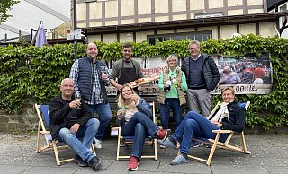 Freuen sich auf den Abendmarkt: Carsten Müller (PES, v. l.), Matthias Kühn (Fleischrei Kühn), Daniel Degrassi (Degrassi Gourmet), Daniela Dembert (KuV), Jutta Friedhoff (Weine & Accessoires) sowie Fritz Althoff und Angelika Weitkamp (Kaufmannschaft) auf dem Barmeierplatz. - Lillia Seifert Freuen sich auf den Abendmarkt: Carsten Müller (PES, v. l.), Matthias Kühn (Fleischrei Kühn), Daniel Degrassi (Degrassi Gourmet), Daniela Dembert (KuV), Jutta Friedhoff (Weine & Accessoires) sowie Fritz Althoff und Angelika Weitkamp (Kaufmannschaft) auf dem Barmeierplatz. - Lillia Seifert