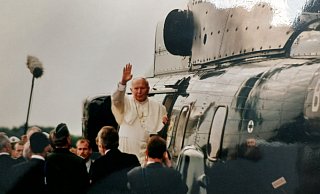 Papst Johannes Paul II landet am 21. Juni auf dem Flughafen. - Flughafen Paderborn-Lippstadt Papst Johannes Paul II landet am 21. Juni auf dem Flughafen. - Flughafen Paderborn-Lippstadt