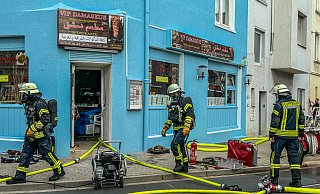 30 Einsatzkräfte waren an der August-Bebel-Straße im Einsatz, um den Brand am Schnellimbiss zu löschen. - Paul Brinkmann 30 Einsatzkräfte waren an der August-Bebel-Straße im Einsatz, um den Brand am Schnellimbiss zu löschen. - Paul Brinkmann