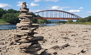 Kaum noch Wasser: Die Weser an der maroden Eisenbahnbrücke bei Corvey. - Thomas Kube Kaum noch Wasser: Die Weser an der maroden Eisenbahnbrücke bei Corvey. - Thomas Kube