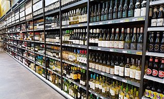 Wer vor dem Weinregal steht, der hat die Qual der Wahl. Doch wie teuer oder günstig sollte der Wein sein? - (Symbolbild): Pixabay Wer vor dem Weinregal steht, der hat die Qual der Wahl. Doch wie teuer oder günstig sollte der Wein sein? - (Symbolbild): Pixabay