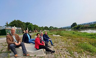 An der Höxteraner Weserpromenade sorgt die Kooperation zwischen Gartenschau-Gesellschaft und Weser-Diemel-Beton für Freude bei Claudia Koch und Jan Sommer (Geschäftsführung Landesgartenschau) sowie André Lämmel, Joachim Pöllmann und Dennis Altmiks (Geschäftsführung WDB). - LGS Höxter/Madita Schellenberg An der Höxteraner Weserpromenade sorgt die Kooperation zwischen Gartenschau-Gesellschaft und Weser-Diemel-Beton für Freude bei Claudia Koch und Jan Sommer (Geschäftsführung Landesgartenschau) sowie André Lämmel, Joachim Pöllmann und Dennis Altmiks (Geschäftsführung WDB). - LGS Höxter/Madita Schellenberg