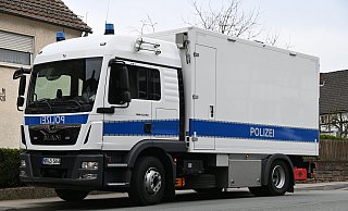 Mehrere Fahrzeuge - darunter dieser Polizei-Lkw - parkten an der Pryrmonter Straße/Bundesstraße 64. - Thomas Kube Mehrere Fahrzeuge - darunter dieser Polizei-Lkw - parkten an der Pryrmonter Straße/Bundesstraße 64. - Thomas Kube