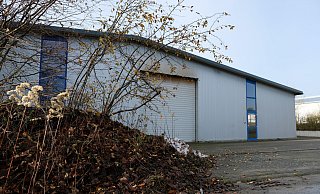 Die umfangreichen Ermittlungen konzentrierten sich auch auf die am Ende einer Straße im Schnathorster Industriegebiet gelegene Firma des Vermissten. Ermittler durchkämmten Gebäude und Grundstück. - Heike von Schulz Die umfangreichen Ermittlungen konzentrierten sich auch auf die am Ende einer Straße im Schnathorster Industriegebiet gelegene Firma des Vermissten. Ermittler durchkämmten Gebäude und Grundstück. - Heike von Schulz