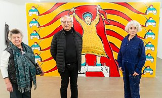 Fotografin Asimina Paradissa (l.) vor dem eigens für die Ausstellung von Serpil Yeter (r.) geschaffenen Wandbild Rote Zukunft. Von Mehmet Güler sind die Lithografien Das Schicksal der Frauen zu sehen. Der Kittel an der Wand (hi. l.) gehört zu einer Installation von Nuray Demir. - Ralf Bittner Fotografin Asimina Paradissa (l.) vor dem eigens für die Ausstellung von Serpil Yeter (r.) geschaffenen Wandbild Rote Zukunft. Von Mehmet Güler sind die Lithografien Das Schicksal der Frauen zu sehen. Der Kittel an der Wand (hi. l.) gehört zu einer Installation von Nuray Demir. - Ralf Bittner