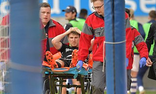 Luca Stellwagen vom SC Verl rutschte in einem Zweikampf weg und verletzte sich dabei so sehr, dass er aus dem Stadion getragen werden musste. - Jens Dünhölter Luca Stellwagen vom SC Verl rutschte in einem Zweikampf weg und verletzte sich dabei so sehr, dass er aus dem Stadion getragen werden musste. - Jens Dünhölter