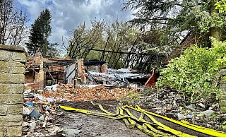 Das Trümmerfeld am nächsten Morgen: Der Großbrand hat nahezu alle Gebäudeteile am Uffelner Weg in Möllbergen zerstört. - Thomas Lieske Das Trümmerfeld am nächsten Morgen: Der Großbrand hat nahezu alle Gebäudeteile am Uffelner Weg in Möllbergen zerstört. - Thomas Lieske