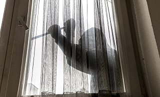 Ein Einbrecher versucht, über ein Fenster Zugang zu einem Wohnhaus zu bekommen. - Verwendung weltweit ! Keine Weitergabe an Wiederverkäufer. Ein Einbrecher versucht, über ein Fenster Zugang zu einem Wohnhaus zu bekommen. - Verwendung weltweit ! Keine Weitergabe an Wiederverkäufer.