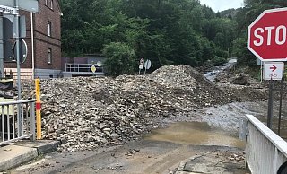 Eine Bundesstraße in Werdohl ist komplett unter Geröllmassen vergraben. Daneben sucht sich das Wasser seinen Weg. - Feuerwehr Löhne Eine Bundesstraße in Werdohl ist komplett unter Geröllmassen vergraben. Daneben sucht sich das Wasser seinen Weg. - Feuerwehr Löhne