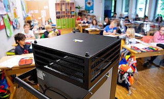 Die Stadt Gütersloh stattet jetzt auf eigene Rechnung alle Klassenräume der Jahrgänge fünf und sechs mit mobilen Luftfilteranlagen aus. „Diese Strategie verfolgen wir nicht“, sagt Oberbürgermeister Pit Clausen. Bielefeld hat aber jetzt für 18 Grundschulen Förderanträge für festinstallierte, sogenannte „Raumlufttechnische Anlagen“ gestellt. - Sven Hoppe Die Stadt Gütersloh stattet jetzt auf eigene Rechnung alle Klassenräume der Jahrgänge fünf und sechs mit mobilen Luftfilteranlagen aus. „Diese Strategie verfolgen wir nicht“, sagt Oberbürgermeister Pit Clausen. Bielefeld hat aber jetzt für 18 Grundschulen Förderanträge für festinstallierte, sogenannte „Raumlufttechnische Anlagen“ gestellt. - Sven Hoppe
