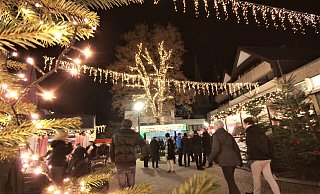 Viel Licht in dunklen Tagen: Adventsbeleuchtung wie hier auf dem Weihnachtsmarkt in Höxter hebt die Stimmung, frisst aber viel Strom und Geld. Foto: David Schellenberg - David Schellenberg Viel Licht in dunklen Tagen: Adventsbeleuchtung wie hier auf dem Weihnachtsmarkt in Höxter hebt die Stimmung, frisst aber viel Strom und Geld. Foto: David Schellenberg - David Schellenberg