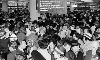 Riesen-Andrang am Eröffnungstag: Zeitweise musste das Haus wegen Überfüllung geschlossen werden. - Karstadt Riesen-Andrang am Eröffnungstag: Zeitweise musste das Haus wegen Überfüllung geschlossen werden. - Karstadt