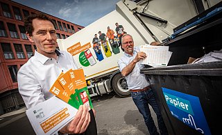 Der gedruckte Abfallkalender hat ausgedient, sagen Clemens Pues (l.) und Andreas Geisler vom Umweltbetrieb. - Mike-Dennis Mller / www.mdm.photo Der gedruckte Abfallkalender hat ausgedient, sagen Clemens Pues (l.) und Andreas Geisler vom Umweltbetrieb. - Mike-Dennis Mller / www.mdm.photo