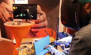 Simulation: Am Stand des Handwerksbildungszentrum werden unter Anleitung digitale Autoteile zusammengeschweißt. - Johannes Ole Wernich Simulation: Am Stand des Handwerksbildungszentrum werden unter Anleitung digitale Autoteile zusammengeschweißt. - Johannes Ole Wernich