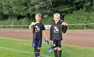 Um weitere Spenden zu sammeln, veranstaltet der TuRa Elsen am kommenden Sonntag einen Basar für gebrauchte Fußballschuhe. Nathan (l.) und Fabian aus der TuRa-Jugend haben ihre gebrauchten Schuhe schon gespendet. - Elsen hilft Um weitere Spenden zu sammeln, veranstaltet der TuRa Elsen am kommenden Sonntag einen Basar für gebrauchte Fußballschuhe. Nathan (l.) und Fabian aus der TuRa-Jugend haben ihre gebrauchten Schuhe schon gespendet. - Elsen hilft