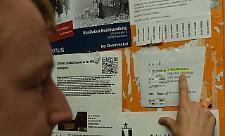 Ein Student sucht an der Universität Paderborn an einer Wand mit Aushängen nach einer passenden Wohnung. Unter den Anzeigen sind auch Wohnungsgesuche. - Marc Köppelmann Ein Student sucht an der Universität Paderborn an einer Wand mit Aushängen nach einer passenden Wohnung. Unter den Anzeigen sind auch Wohnungsgesuche. - Marc Köppelmann