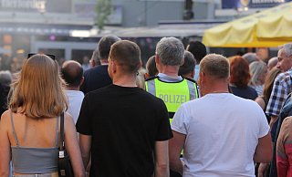 Die Polizei Minden-Lübbecke hat die Innenstadtfete zu Fuß bestreift. - Ulf Hanke Die Polizei Minden-Lübbecke hat die Innenstadtfete zu Fuß bestreift. - Ulf Hanke