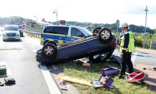 Der Opel Corsa blieb auf dem Dach liegen. Dessen Fahrer (79) wurde von der Feuerwehr aus dem Pkw befreit. - Polizei Minden-Lübbecke Der Opel Corsa blieb auf dem Dach liegen. Dessen Fahrer (79) wurde von der Feuerwehr aus dem Pkw befreit. - Polizei Minden-Lübbecke