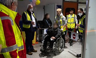 Symbolfoto: Geflüchtete aus der Ukraine, darunter auch Kinder, kommen auf dem Flughafen in Dortmund an. - dpa Symbolfoto: Geflüchtete aus der Ukraine, darunter auch Kinder, kommen auf dem Flughafen in Dortmund an. - dpa