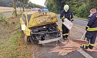 Die Feuerwehr musste sich um die ausgelaufenen Betriebsstoffe des Fahrzeugs kümmern. - Feuerwehr Höxter Die Feuerwehr musste sich um die ausgelaufenen Betriebsstoffe des Fahrzeugs kümmern. - Feuerwehr Höxter