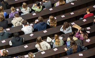 Die Gesamtzahl der Studierenden in NRW sank, obwohl die Zahl der Studienanfänger auf 91.100 stieg. - Peter Kneffel/dpa Die Gesamtzahl der Studierenden in NRW sank, obwohl die Zahl der Studienanfänger auf 91.100 stieg. - Peter Kneffel/dpa
