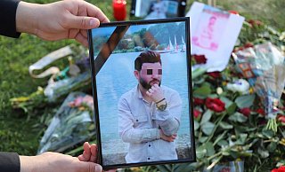 Der 26-jährige Iraker wollte den 15-Jährigen beruhigen und ihm dazu bringen, sein Messer niederzulegen. Nach der Tat zeigt sein trauernder Bruder das zum Gedenken aufgestellte Foto des Getöteten unserer Fotografin. - Charlotte Mahncke Der 26-jährige Iraker wollte den 15-Jährigen beruhigen und ihm dazu bringen, sein Messer niederzulegen. Nach der Tat zeigt sein trauernder Bruder das zum Gedenken aufgestellte Foto des Getöteten unserer Fotografin. - Charlotte Mahncke