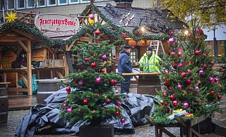 Noch sind die Schausteller mit den letzten Vorbereitungen beschäftigt. Ab heute können sich die Besucher auf dem Weihnachtsmarkt unter Einhaltung der 2G-Regeln in weihnachtliche Stimmung versetzen lassen. - Sarah Jonek Fotografie Noch sind die Schausteller mit den letzten Vorbereitungen beschäftigt. Ab heute können sich die Besucher auf dem Weihnachtsmarkt unter Einhaltung der 2G-Regeln in weihnachtliche Stimmung versetzen lassen. - Sarah Jonek Fotografie