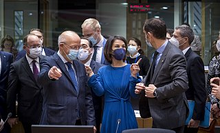 Bundesaußenministerin Annalena Baerbock beim Zusammentreffen mit den EU-Außenministern in Brüssel, hier mit Augusto Santos Silva (l., Portugal) und Anze Logar (Slowenien). - picture alliance / photothek | Thomas Koehler Bundesaußenministerin Annalena Baerbock beim Zusammentreffen mit den EU-Außenministern in Brüssel, hier mit Augusto Santos Silva (l., Portugal) und Anze Logar (Slowenien). - picture alliance / photothek | Thomas Koehler