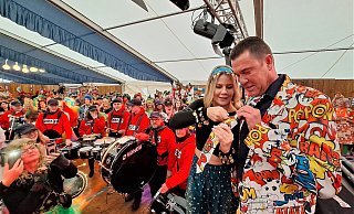 Steinheims Bürgermeister Carsten Torke im Partyzelt, wo ihm Katharina Schröder unter dem Jubel von Hunderten Frauen den Schlips stutzte. - Madita Schellenberg Steinheims Bürgermeister Carsten Torke im Partyzelt, wo ihm Katharina Schröder unter dem Jubel von Hunderten Frauen den Schlips stutzte. - Madita Schellenberg