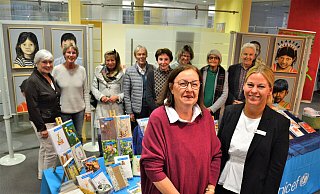 Cornelia Stein (Leiterin der Unicef-Arbeitsgruppe Bünde, vorne, l.) und Sparkassen-Filialleiterin Kathrin Kirchhoff (vorne, r.) freuen sich mit Mitgliedern der Unicef-Gruppe und Künstler Reinhard Gude (hinten, r.) über die diesjährige Aktion. - Peter Heidbrink Cornelia Stein (Leiterin der Unicef-Arbeitsgruppe Bünde, vorne, l.) und Sparkassen-Filialleiterin Kathrin Kirchhoff (vorne, r.) freuen sich mit Mitgliedern der Unicef-Gruppe und Künstler Reinhard Gude (hinten, r.) über die diesjährige Aktion. - Peter Heidbrink