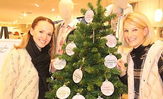 Kinderschutzbundvorstand Linda Radtke (l.) und Unternehmerin Heike Klingemann präsentieren die Aktion „Kinderwünsche werden wahr“. - Burkhard Battran Kinderschutzbundvorstand Linda Radtke (l.) und Unternehmerin Heike Klingemann präsentieren die Aktion „Kinderwünsche werden wahr“. - Burkhard Battran