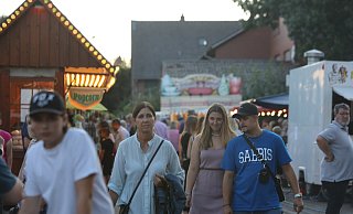 Am Abend war es auf dem Rehmer Markt gut gefüllt - allerdings blieb zu den Besucherzahlen von vor Corona deutlich Luft. - Nicole Sielermann Am Abend war es auf dem Rehmer Markt gut gefüllt - allerdings blieb zu den Besucherzahlen von vor Corona deutlich Luft. - Nicole Sielermann