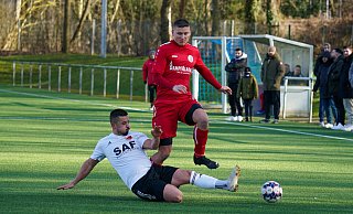 Obenauf: Bündes Florian Seymer im Duell mit dem grätschenden Harun Saglam vom TV Herford. Foto: Yvonne Gottschlich - Yvonne Gottschlich Obenauf: Bündes Florian Seymer im Duell mit dem grätschenden Harun Saglam vom TV Herford. Foto: Yvonne Gottschlich - Yvonne Gottschlich