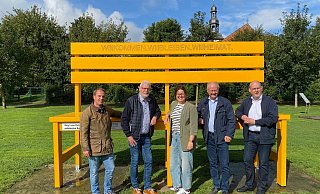 BU: XXL Bank am neuen Standort: (v. l.) : Joshua Marquardt, Heinz Krystofiak (beide Bezirksausschuss Beverungen), Julia Handtke (GFW), Bürgermeister Hubertus Grimm und Michael Stolte (Geschäftsführer GFW) - GfW BU: XXL Bank am neuen Standort: (v. l.) : Joshua Marquardt, Heinz Krystofiak (beide Bezirksausschuss Beverungen), Julia Handtke (GFW), Bürgermeister Hubertus Grimm und Michael Stolte (Geschäftsführer GFW) - GfW