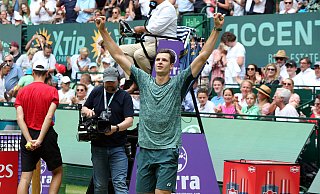 Überragender Finalsieger: Der Pole Hubert Hurkacz lässt sich als Gewinner der 29. Ausgabe des Haller Rasenturniers feiern. - Wolfgang Rudolf Überragender Finalsieger: Der Pole Hubert Hurkacz lässt sich als Gewinner der 29. Ausgabe des Haller Rasenturniers feiern. - Wolfgang Rudolf
