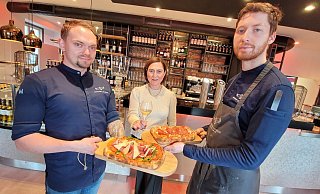 Das Team des Restaurants "Zum Adler": Küchenchef René Schmidt, Inhaberin Nuray Hartmann und Sous-Chef Marian Matthe hier bei der Eröffnung ihres neuen Bistros "Adler's Deli". - Florian Weyand Das Team des Restaurants "Zum Adler": Küchenchef René Schmidt, Inhaberin Nuray Hartmann und Sous-Chef Marian Matthe hier bei der Eröffnung ihres neuen Bistros "Adler's Deli". - Florian Weyand