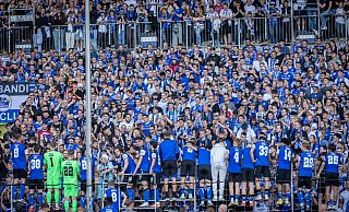 Arminia lässt sich nach dem Pokalsieg von den Fans auf der Südtribüne feiern. - Sarah Jonek Fotografie Arminia lässt sich nach dem Pokalsieg von den Fans auf der Südtribüne feiern. - Sarah Jonek Fotografie