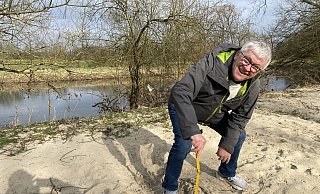 Ralf Isemann auf einer der angespülten Sandflächen an der Werre in der Nähe des Hundeplatzes. - Dirk Windmöller Ralf Isemann auf einer der angespülten Sandflächen an der Werre in der Nähe des Hundeplatzes. - Dirk Windmöller