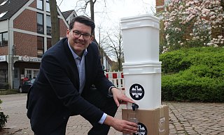 Joachim Ebmeyer demonstriert, wie der Wasserfilter funktioniert. - Jan-Henrik Gerdener Joachim Ebmeyer demonstriert, wie der Wasserfilter funktioniert. - Jan-Henrik Gerdener