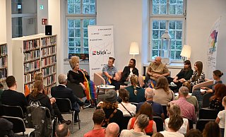 In der Stadtbibliothek tauschten Carsta (sitzend v. l.), Judith Buhle, Mela Vollmer, Thorsten Driller, Yeliz Çetin, Victoria Drüke und Julia Ures ihre Erfahrungen und Gedanken aus. - Judith Wedderwille In der Stadtbibliothek tauschten Carsta (sitzend v. l.), Judith Buhle, Mela Vollmer, Thorsten Driller, Yeliz Çetin, Victoria Drüke und Julia Ures ihre Erfahrungen und Gedanken aus. - Judith Wedderwille
