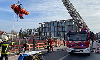 Feuerwehr und Polizei sind am Donnerstagvormittag zu einem Arbeitsunfall an der Carl-Bertelsmann-Straße ausgerückt. Die Höhenrettung hat einen verletzten Arbeiter aus der Baugrube geborgen. - Christian Bröder Feuerwehr und Polizei sind am Donnerstagvormittag zu einem Arbeitsunfall an der Carl-Bertelsmann-Straße ausgerückt. Die Höhenrettung hat einen verletzten Arbeiter aus der Baugrube geborgen. - Christian Bröder