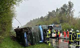 Der Reisebus aus Harsewinkel ist am Sonntagmorgen auf der Autobahn 45 im Sauerland umgestürzt. - Dpa Der Reisebus aus Harsewinkel ist am Sonntagmorgen auf der Autobahn 45 im Sauerland umgestürzt. - Dpa