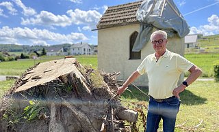 Ovenhausens Ortsausschussvorsitzender Günther Ludwig steht neben einem Baum, den der Tornado zerstört hat - ebenso wie Teile des Dachs der Kapelle. - Ralf T. Mischer Ovenhausens Ortsausschussvorsitzender Günther Ludwig steht neben einem Baum, den der Tornado zerstört hat - ebenso wie Teile des Dachs der Kapelle. - Ralf T. Mischer